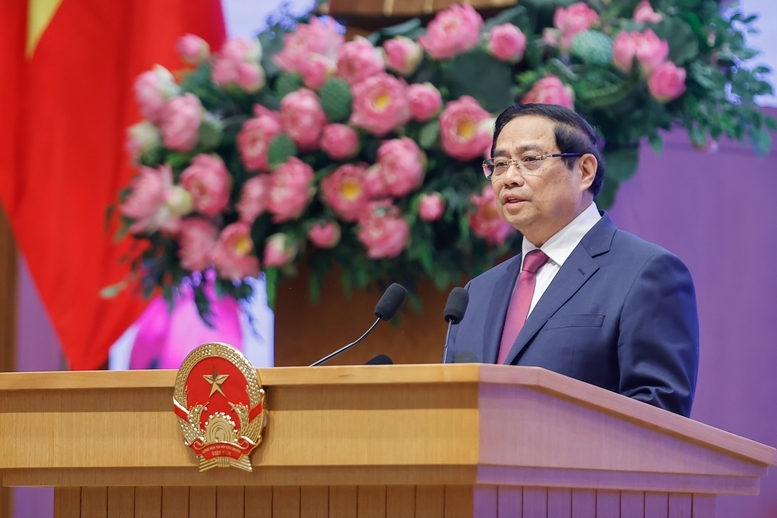 Thủ tướng khẳng định, dù trong bất kỳ hoàn cảnh, cương vị nào, phụ nữ Việt Nam luôn là hiện thân của những giá trị tốt đẹp nhất; là những người ngày ngày nỗ lực ""thêu hoa, dệt gấm" làm nên những kỳ tích mới tô điểm cho bức tranh non sông - Ảnh: VGP/Nhật Bắc