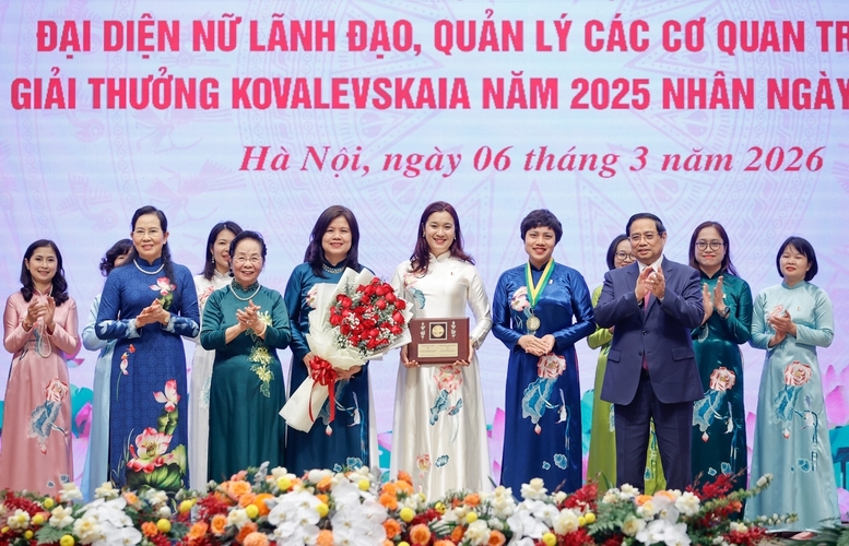 Thủ tướng trao Giải thưởng Kovalevskaia năm 2025 cho Tập thể các nhà khoa học nữ với cụm công trình ""Ứng dụng xúc tác sinh học nâng cao giá trị nông sản Việt" thuộc Khoa kỹ thuật Thực phẩm, Trường Hóa và Khoa học sự sống, Đại học Bách khoa Hà Nội - Ảnh: VGP/Nhật Bắc