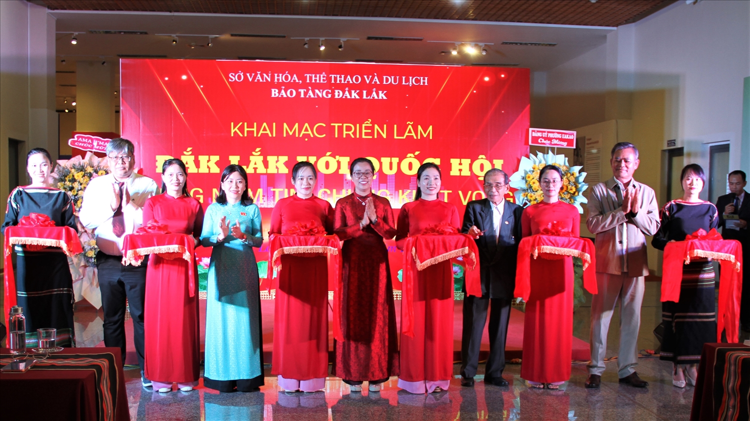 Các đại biểu cắt băng khai mạc triển lãm