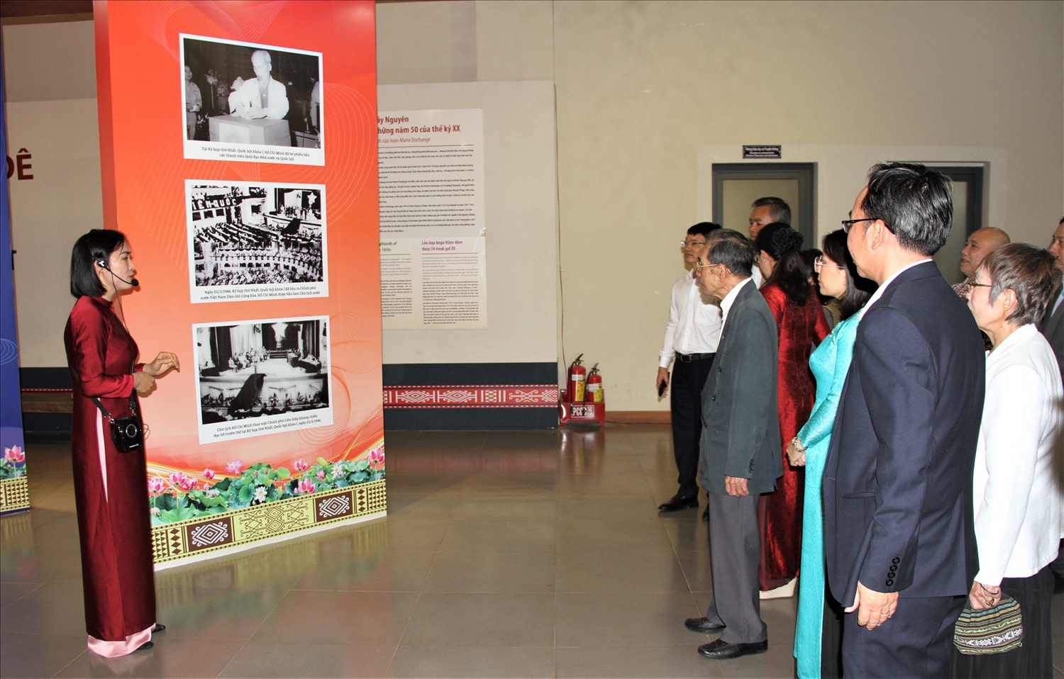 Đại biểu tham quan, nghe giới thiệu ảnh tư liệu