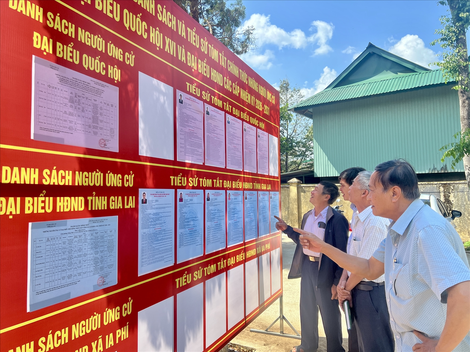 Cử tri xã Ia Phí tìm hiểu thông tin cơ bản về những người ứng cử vào đại biểu Quốc hội khóa XVI và đại biểu HĐND các cấp 