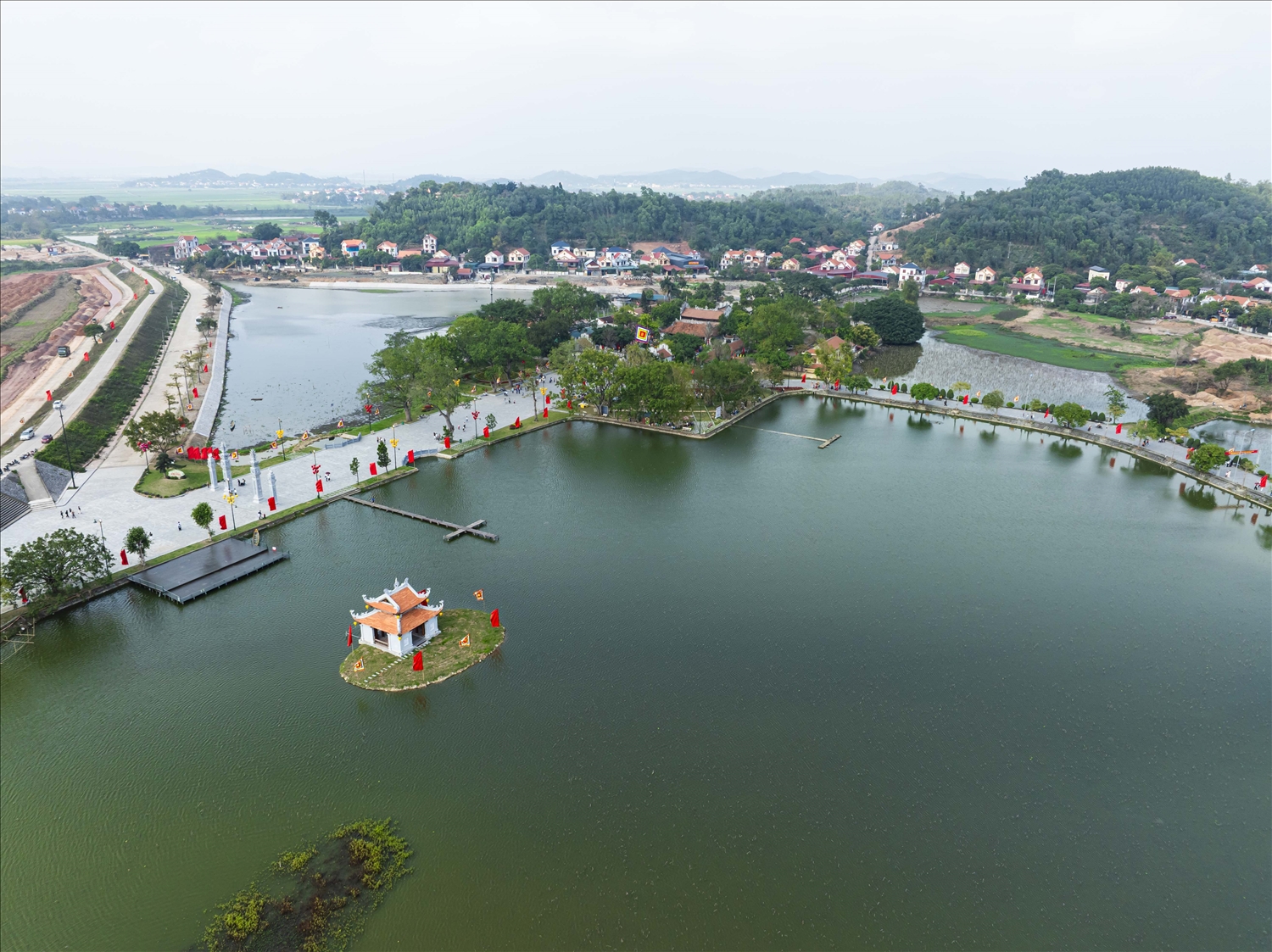 Nhân dân và du khách thập phương thành kính dâng hương, tham quan đền Kiếp Bạc trong những ngày đầu xuân.