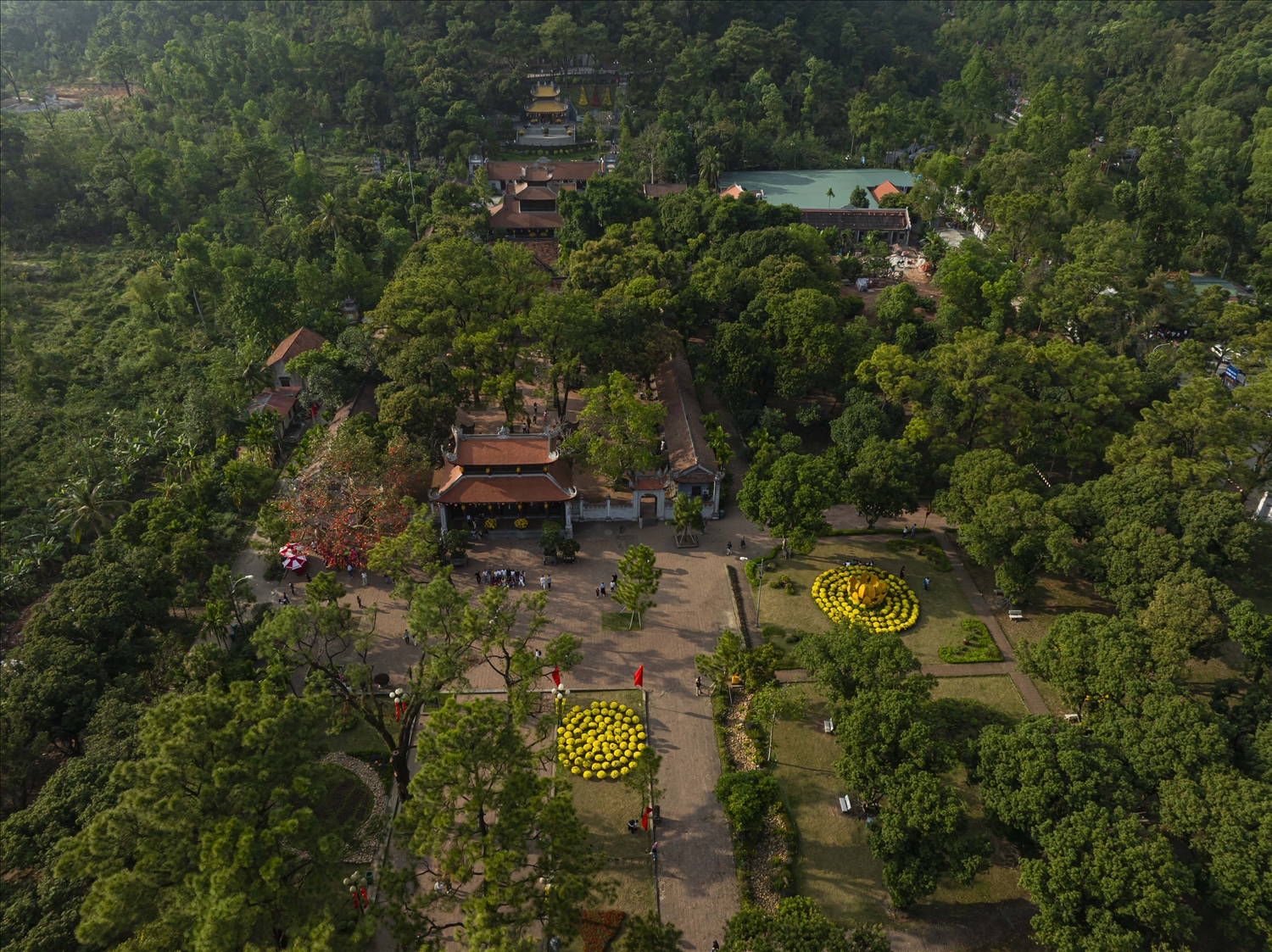 Vãn cảnh chùa Côn Sơn, nơi gắn liền với cuộc đời và sự nghiệp của Đệ Tam Tổ Trúc Lâm Huyền Quang Tôn giả.