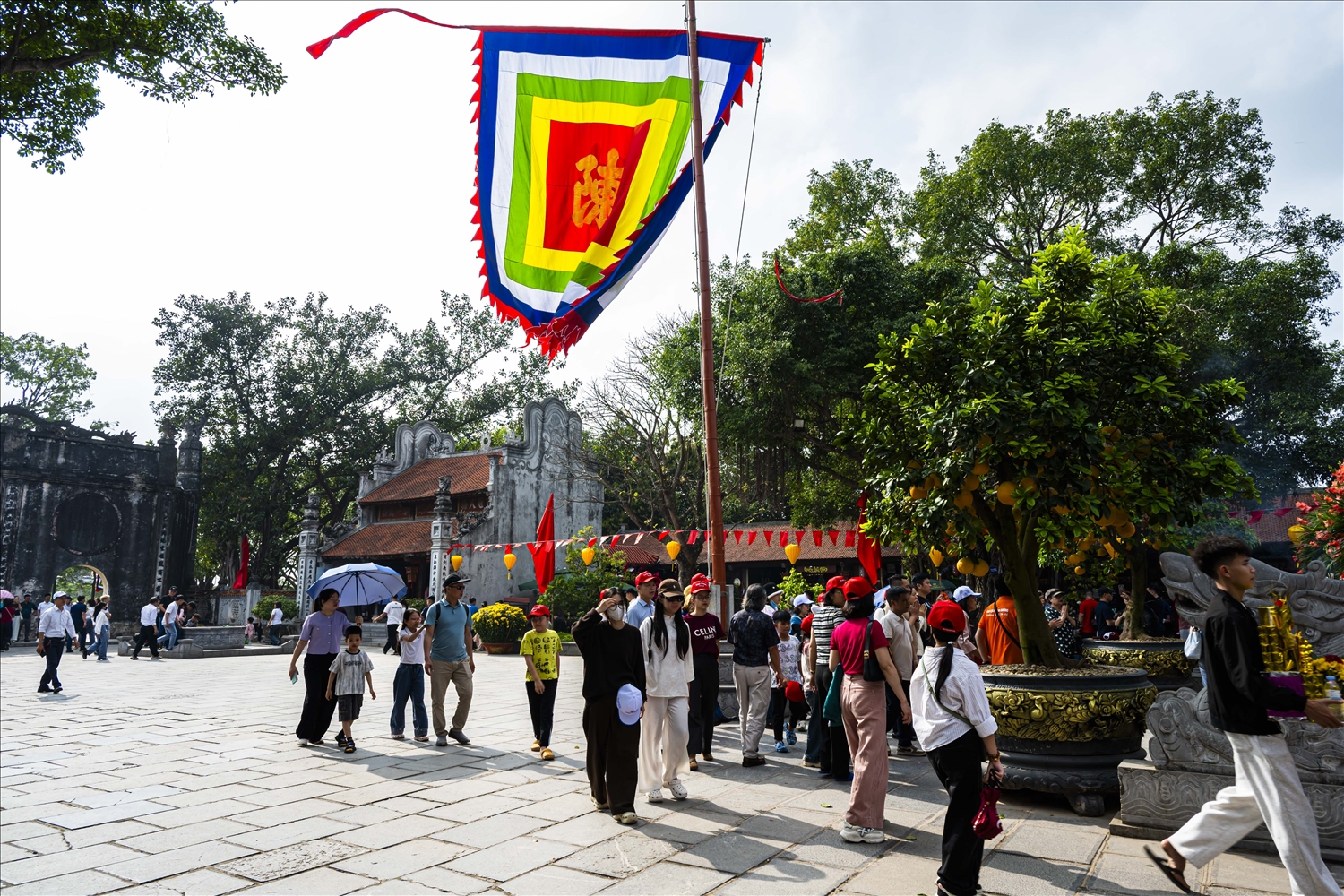 Du khách vãn cảnh chùa Côn Sơn, nơi gắn liền với cuộc đời và sự nghiệp của Đệ Tam Tổ Trúc Lâm Huyền Quang Tôn giả.