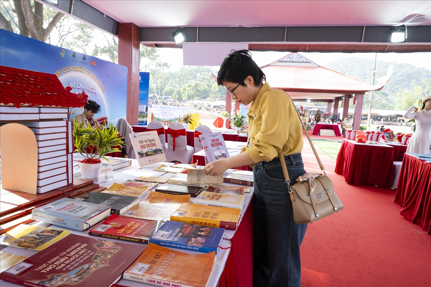 Không gian trưng bày sách di sản – điểm hẹn văn hóa thu hút giới trẻ tìm hiểu về cội nguồn dân tộc và tư tưởng các danh nhân.