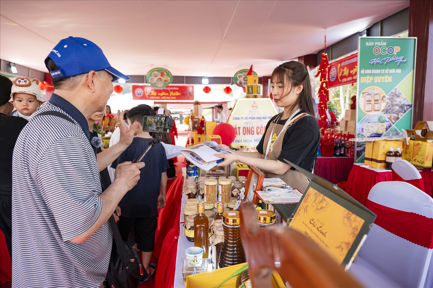 Khu vực quảng bá sản phẩm OCOP và làng nghề truyền thống nhộn nhịp trong Tuần Văn hóa, Du lịch và Xúc tiến Thương mại.