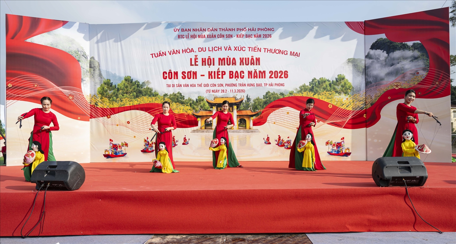 Sôi nổi các hoạt động văn hóa dân gian và hội thi truyền thống tại lễ hội, góp phần gìn giữ bản sắc văn hóa Việt.