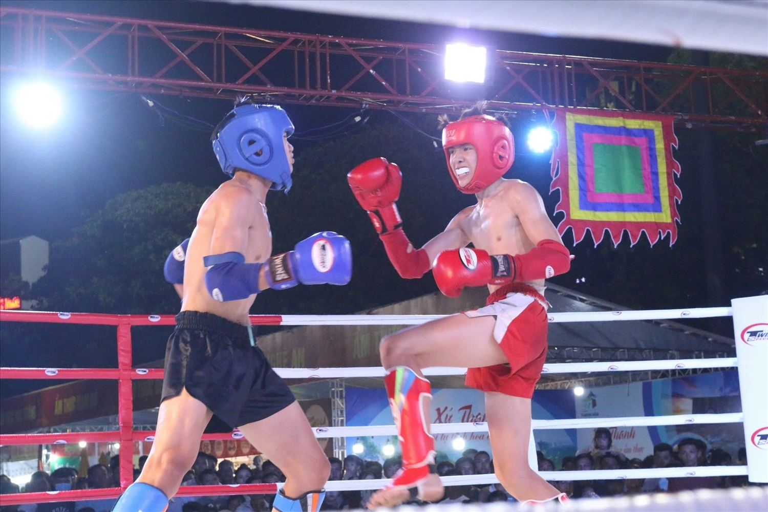 Đêm võ đài Bình Định hứa hẹn sẽ thu hút nhiều du khách đến thưởng thức những trận so tài hấp dẫn. (Ảnh: P.H)