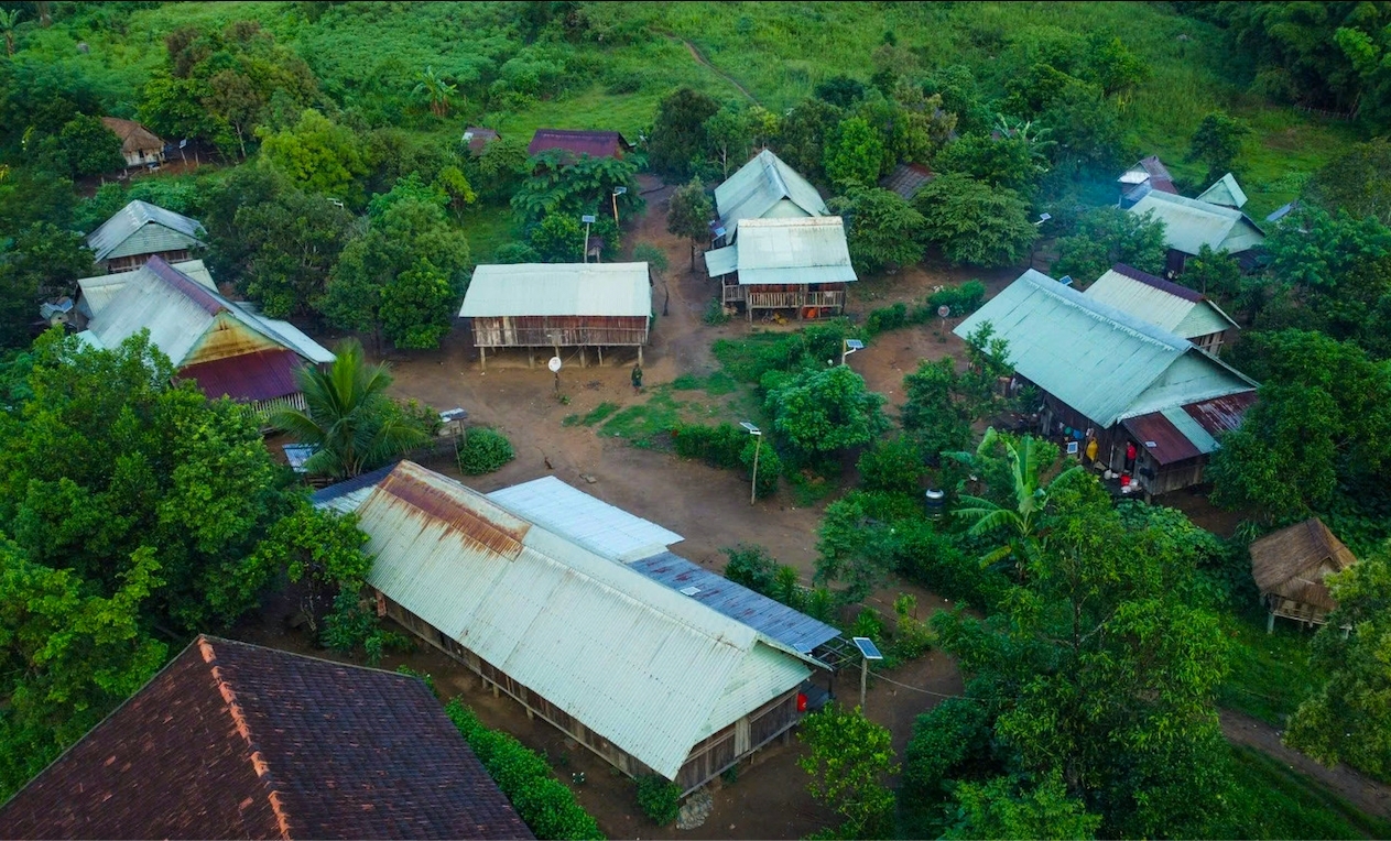 Làng O2 nằm biệt lập giữa rừng, là nơi sinh sống của 42 hộ đồng bào dân tộc Ba Na được tổ chức bầu cử sớm 1 ngày so với quy định. (Ảnh: T.Đ)