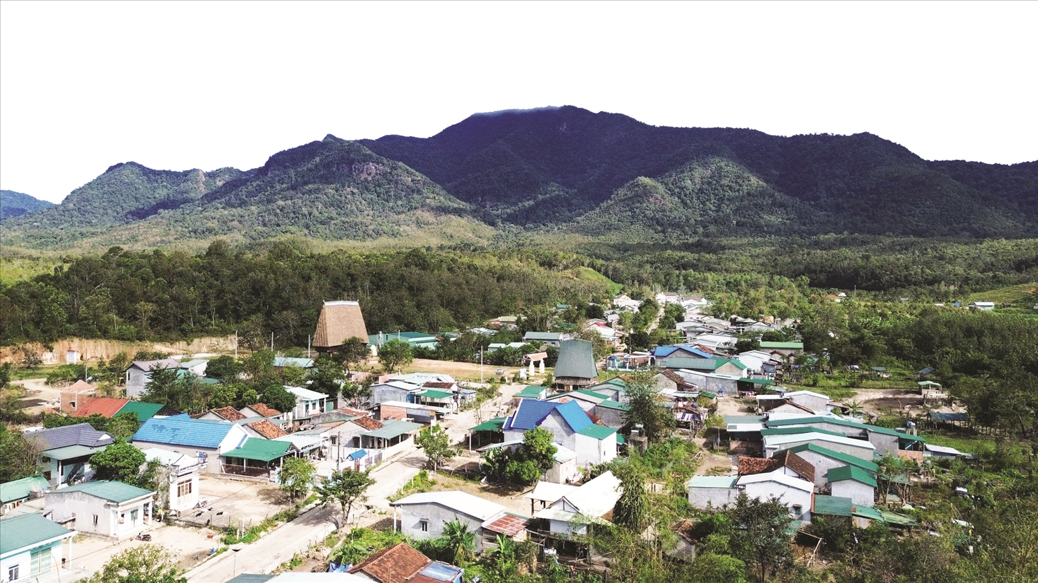  Mùa Xuân năm nay đem đến niềm tin và kỳ vọng phát triển trên những miền đất từng in đậm dấu ấn gian khó. Ảnh: Ngọc Chí