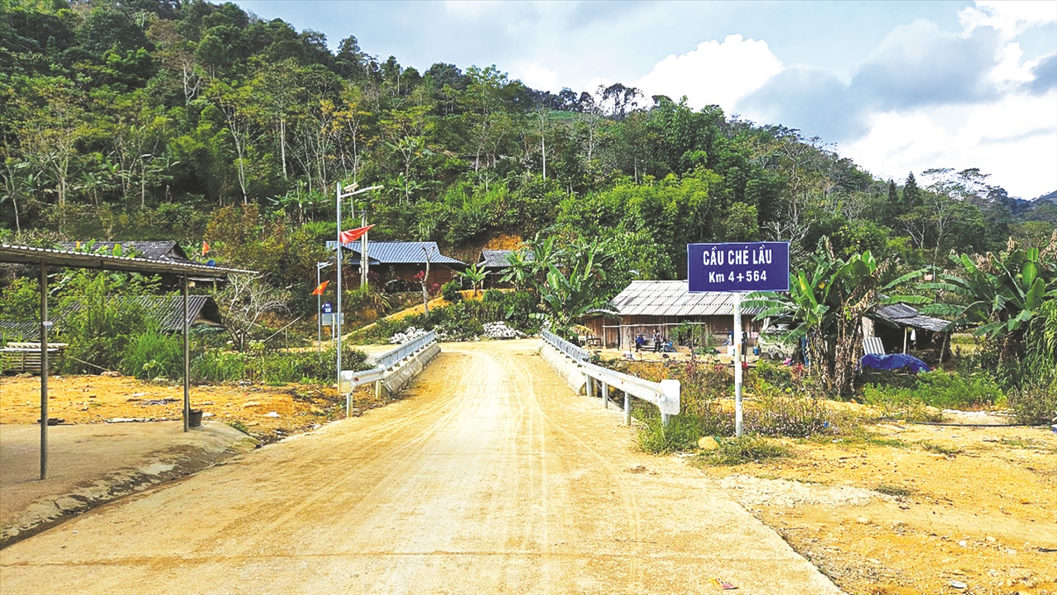 Nhiều đường làng, ngõ xóm ở xã miền núi Thanh Hóa được đầu tư mở rộng