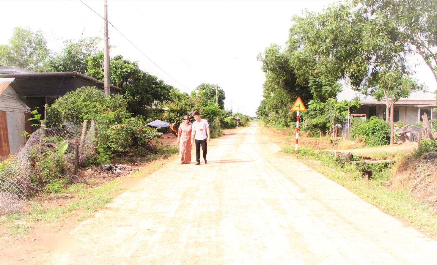 Con đường bê tông chạy qua trục chính thôn 19 Ea Rốk đưa vào sử dụng đã mở ra cơ hội mới cho người dân nơi đây