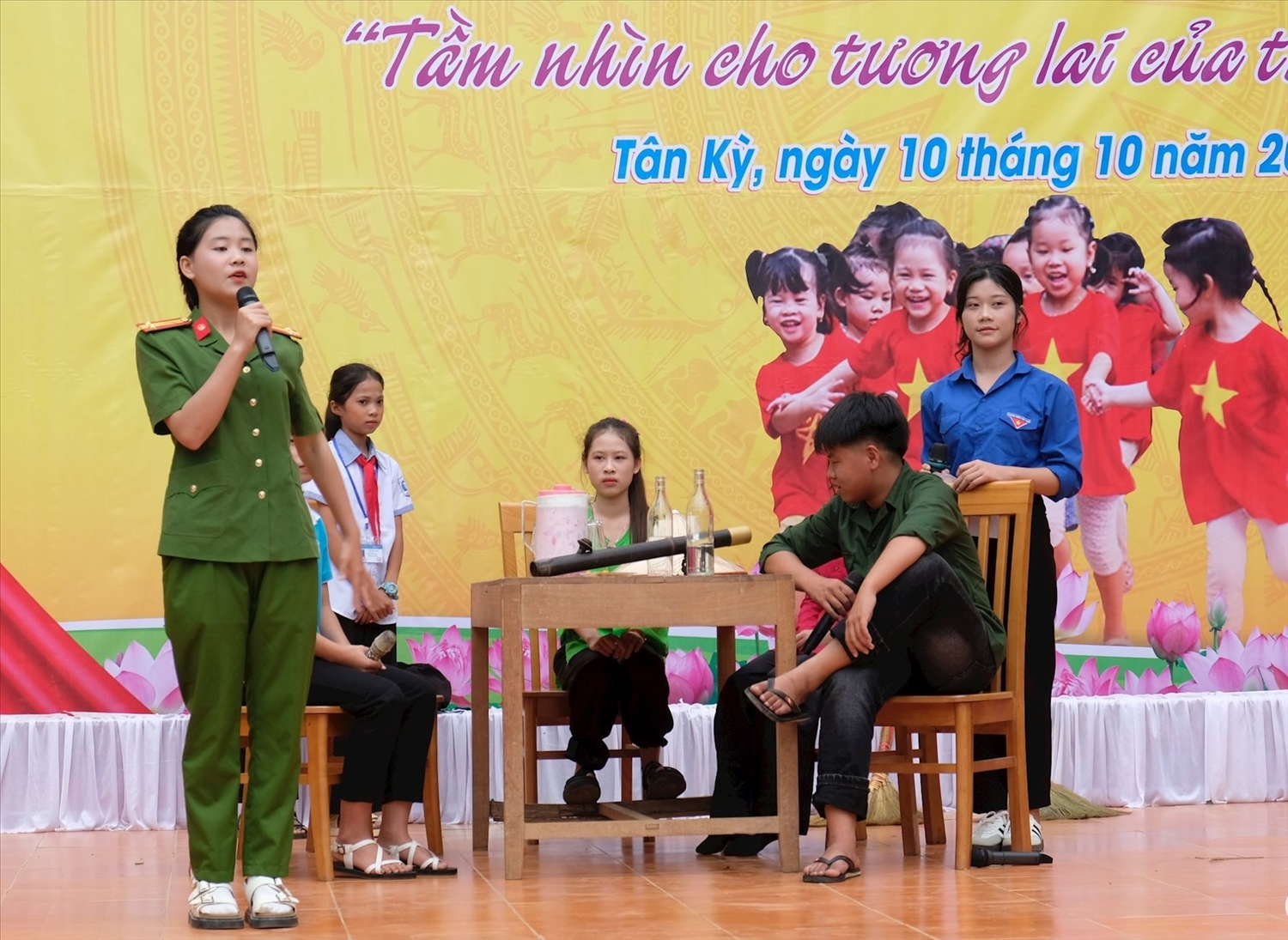 Một tiểu phẩm do học sinh miền núi Nghệ An thể hiện có chủ đề về hôn nhân và gia đình - Ảnh: M.H