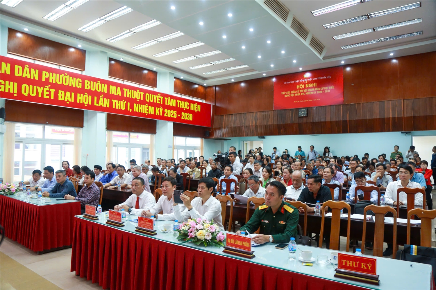 Quang cảnh hội nghị tiếp xúc cử tri tại phường Buôn Ma Thuột