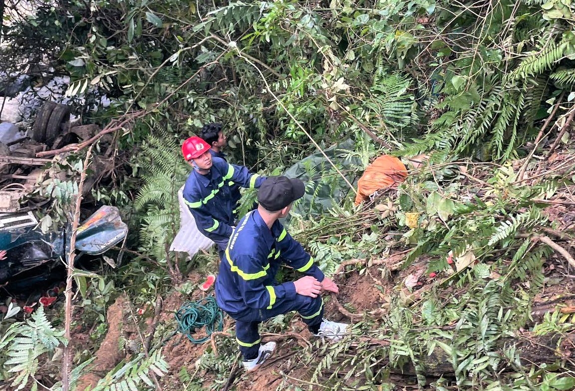 Lực lượng Cảnh sát Phòng cháy chữa cháy và Cứu nạn cứu hộ tiếp cận hiện trường vụ tai nạn