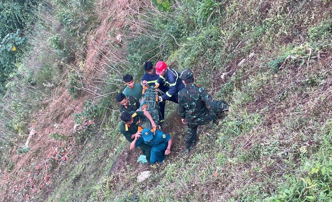 Lực lượng cứu hộ đưa nạn nhân vụ tai nạn từ vực sâu lên 