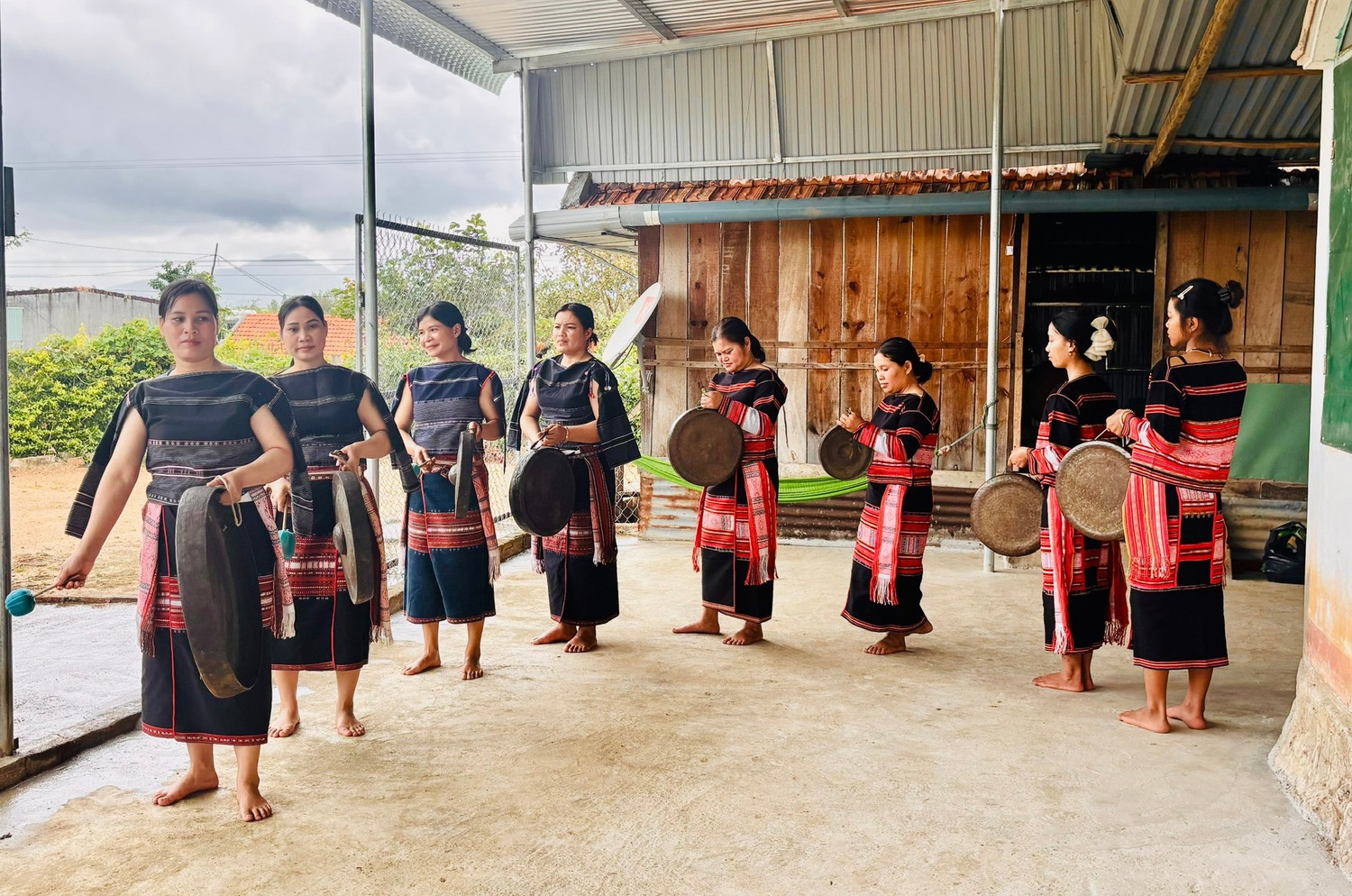 Câu lạc bộ Cồng chiêng nữ làng Leng, xã Tơ Tung (Ảnh: H.T)