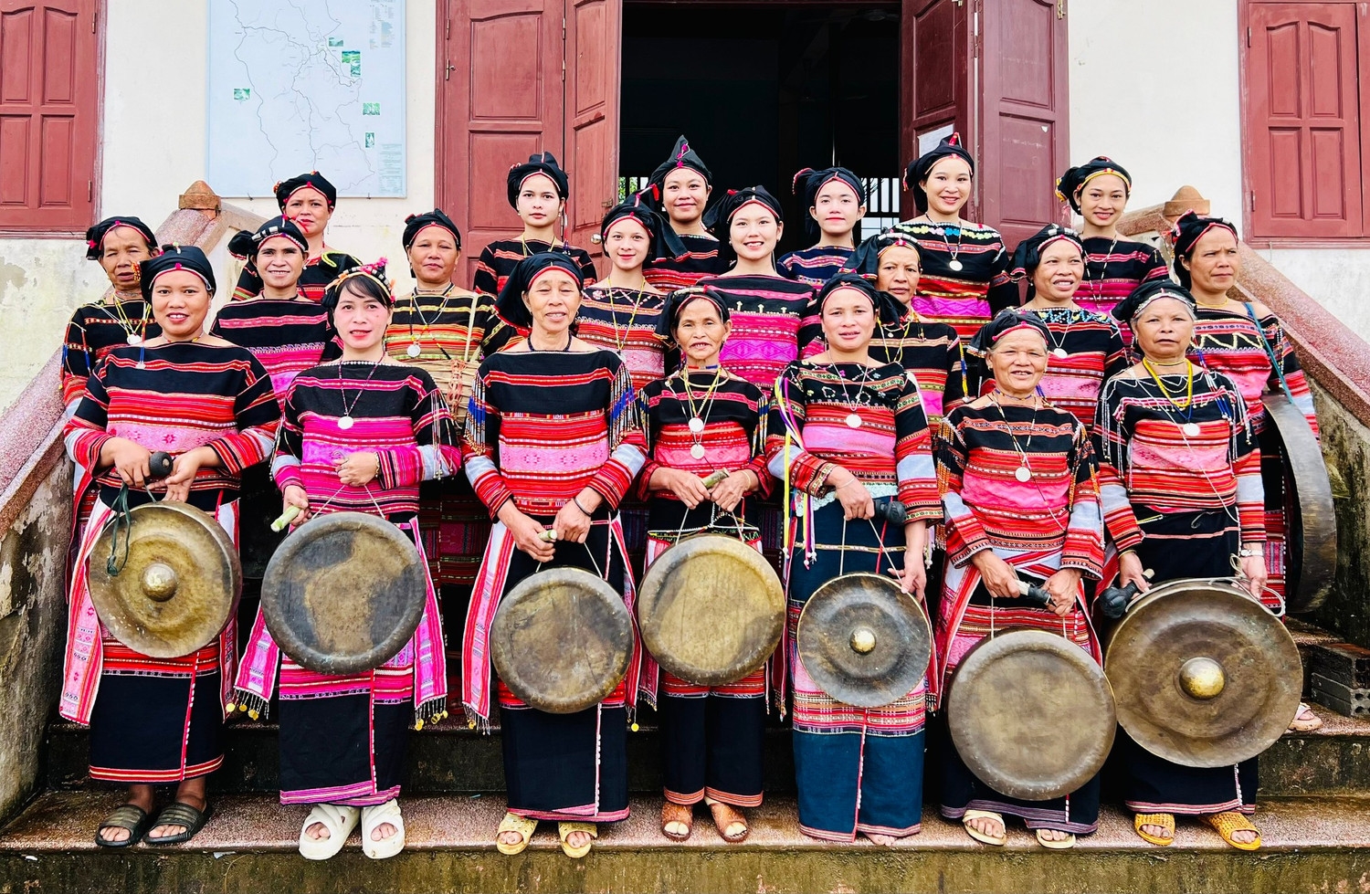 Câu lạc bộ Cồng chiêng nữ làng Suối Đá, xã Vĩnh Sơn gồm 25 thành viên thường xuyên luyện tập. (Ảnh: M.N)