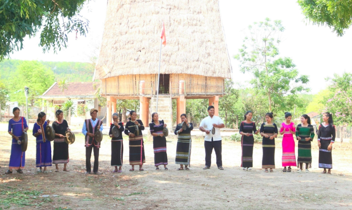 Đội cồng chiêng nữ thôn Đăk Rơ Chót, xã Đăk Hà say sưa tập luyện cùng các nghệ nhân tại nhà rông. (Ảnh: N.S)