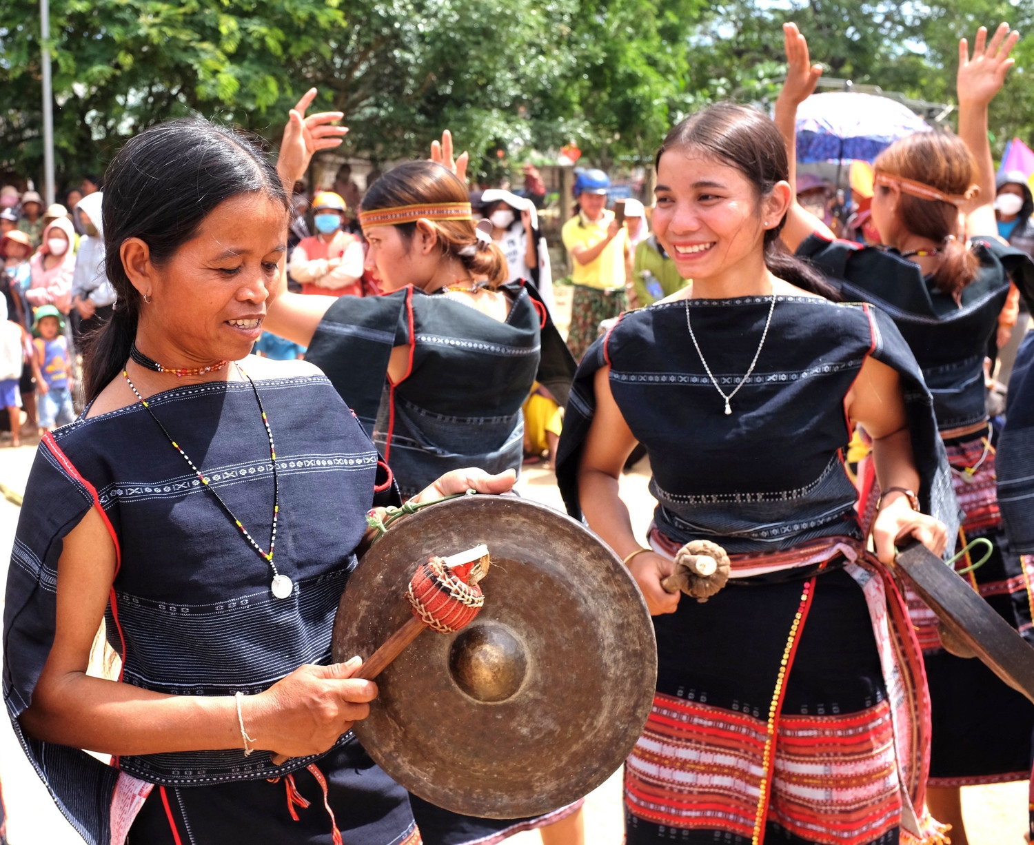 Câu lạc bộ Cồng chiêng nữ làng Leng, xã Tơ Tung được mời tham gia biểu diễn tại nhiều sự kiện văn hóa quan trọng của tỉnh Gia Lai. (Ảnh: H.N)