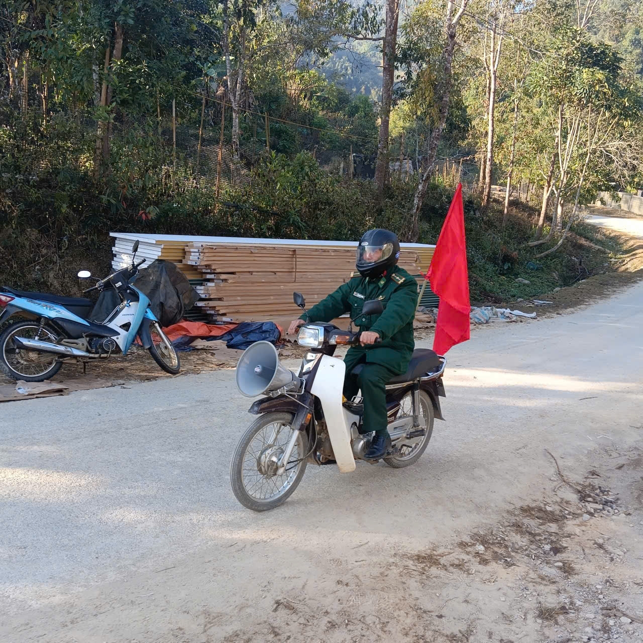 Bộ đội biên phòng Đồn Mường Lèo đi tuyên truyền bầu cử bằng loa truyền thanh tới các thôn bản