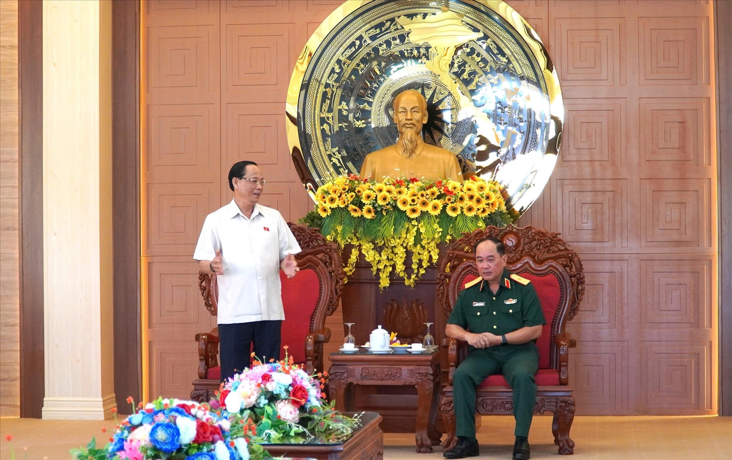 Thượng tướng Trần Quang Phương, Phó Chủ tịch Quốc hội, Ủy viên Hội đồng Bầu cử quốc gia thăm, làm việc tại Bộ Chỉ huy quân sự tỉnh An Giang.