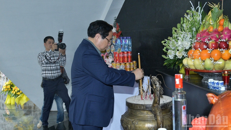 Thủ tướng Phạm Minh Chính dâng hương tưởng nhớ các Anh hùng liệt sĩ tại Nghĩa trang liệt sĩ quốc gia A1. (Ảnh: THANH GIANG)