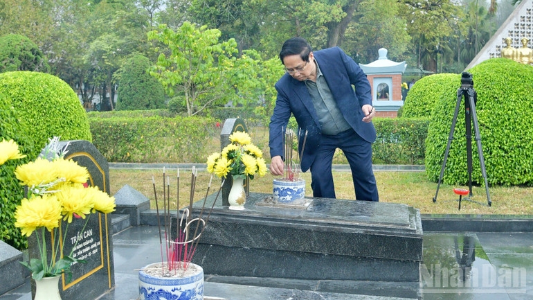 Thủ tướng Phạm Minh Chính dâng hương tại các phần mộ liệt sĩ trong Nghĩa trang Liệt sĩ quốc gia A1. (Ảnh: THANH GIANG)