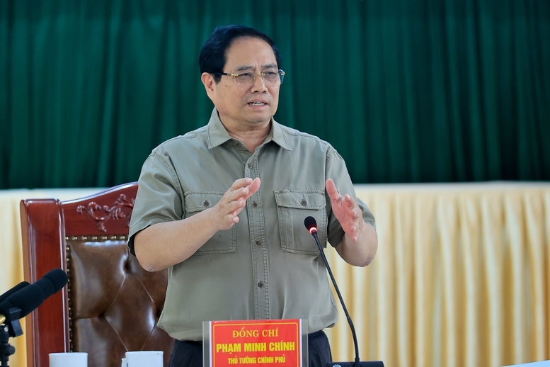 Thủ tướng chủ trì cuộc làm việc với các bộ, ngành, cơ quan, địa phương sau cuộc kiểm tra - Ảnh: VGP/Nhật Bắc