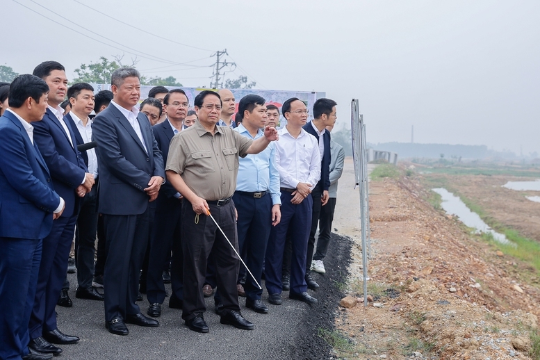 Thủ tướng Phạm Minh Chính kiểm tra dự án Đầu tư xây dựng đường Vành đai 4 Vùng Thủ đô Hà Nội (đoạn qua địa phận tỉnh Bắc Ninh) - Ảnh: VGP/Nhật Bắc