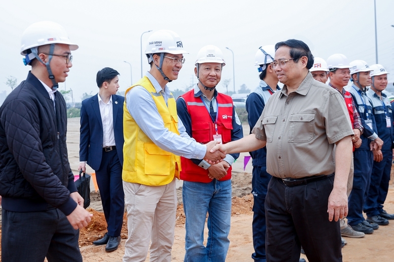 Thủ tướng kiểm tra tình hình triển khai các hạng mục như nhà ga VIP, đài kiểm soát không lưu, xây dựng khu tái định cư - Ảnh: VGP/Nhật Bắc