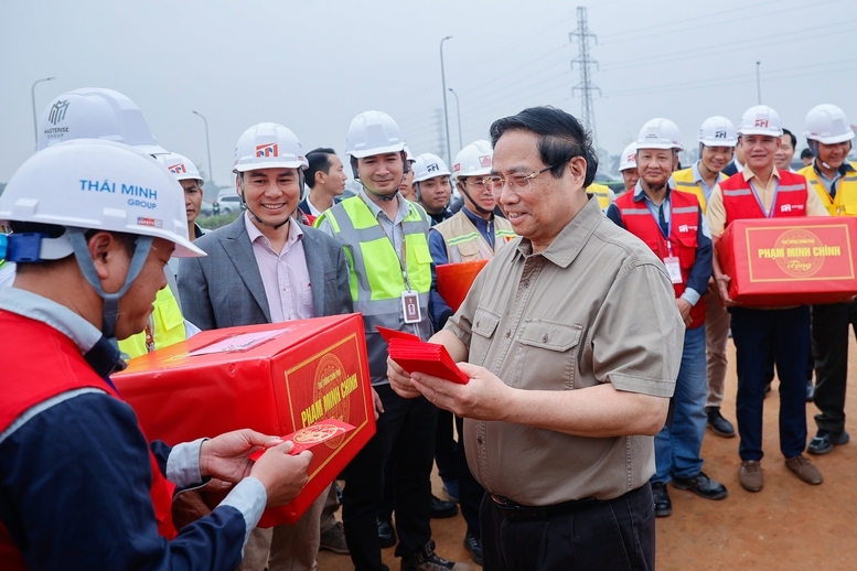 Thủ tướng tặng quà công nhân đang thi công trên các công trường Dự án - Ảnh: VGP/Nhật Bắc