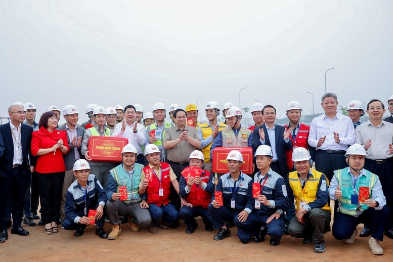 Thủ tướng động viên anh em tập trung lực lượng, máy móc, thiết bị, nỗ lực vượt mọi khó khăn, làm 3 ca, 4 kíp, ăn tranh thủ, ngủ khẩn trương, vượt nắng thắng mưa, không thua bão gió để bảo đảm tiến độ các hạng mục - Ảnh: VGP/Nhật Bắc