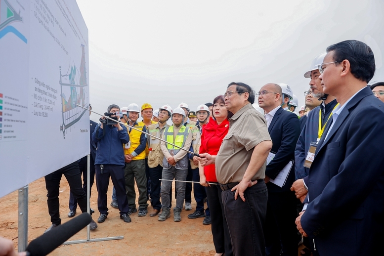 Thủ tướng kiểm tra dự án Khu quy hoạch tái định cư - Ảnh: VGP/Nhật Bắc