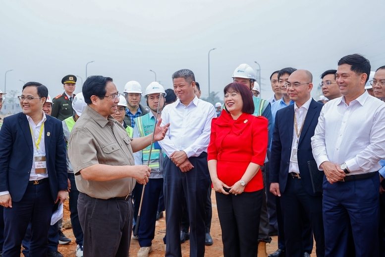 Thủ tướng trao đổi với các đơn vị khi kiểm tra dự án Khu quy hoạch tái định cư - Ảnh: VGP/Nhật Bắc