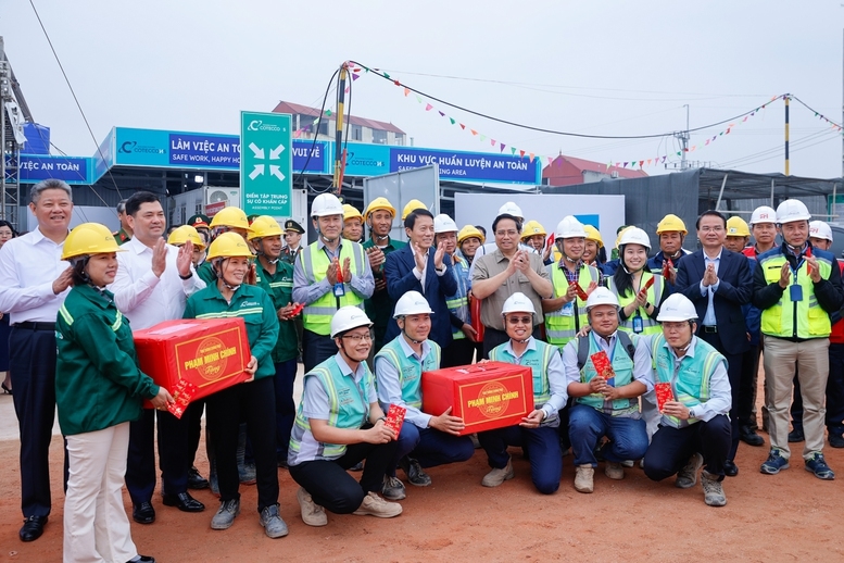 Thủ tướng kiểm tra, động viên công nhân thi công dự án Cảng hàng không quốc tế Gia Bình (nhà ga VIP) - Ảnh: VGP/Nhật Bắc