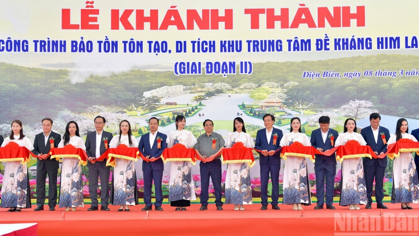 Thủ tướng Chính phủ Phạm Minh Chính và các đồng chí lãnh đạo thực hiện nghi thức cắt băng khánh thành công trình bảo tồn tôn tạo Khu di tích Trung tâm đề kháng Him Lam. (Ảnh: THANH GIANG)