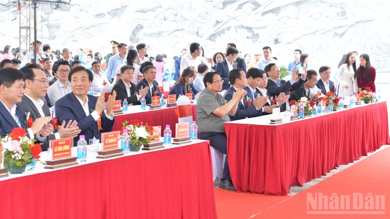 Thủ tướng Phạm Minh Chính và các đồng chí lãnh đạo, đại biểu tham dự lễ khánh thành. (Ảnh: THANH GIANG)