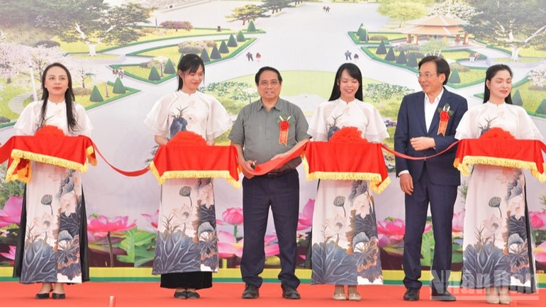 Thủ tướng Phạm Minh Chính thực hiện nghi thức cắt băng khánh thành công trình. (Ảnh: THANH GIANG)