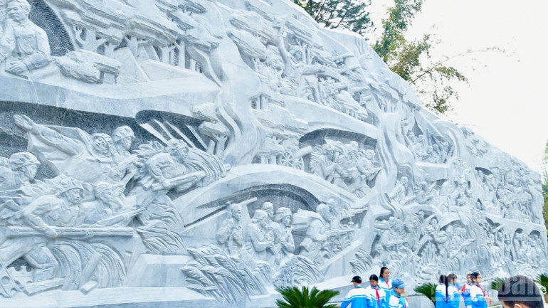 Bức phù điêu tại Khu di tích Trung tâm đề kháng Him Lam mô tả lại chiến thắng trận mở màn Him Lam của Quân đội ta. (Ảnh: THANH GIANG)