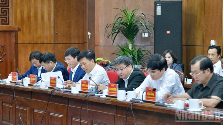 Lãnh đạo tỉnh Điện Biên tham dự cuộc làm việc. (Ảnh: Thanh Giang)
