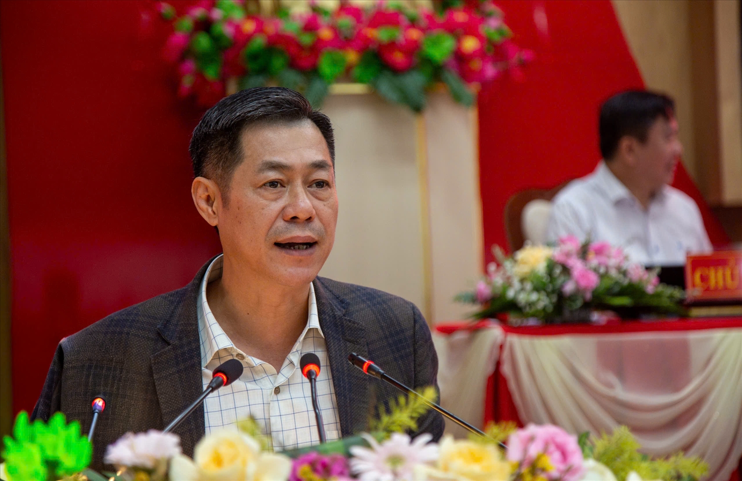 Ông Nguyễn Hoàng Giang, Tỉnh ủy viên, Giám đốc Sở Dân tộc và Tôn giáo tỉnh Đắk Lắk trình bày chương trình hành động trước cử tri