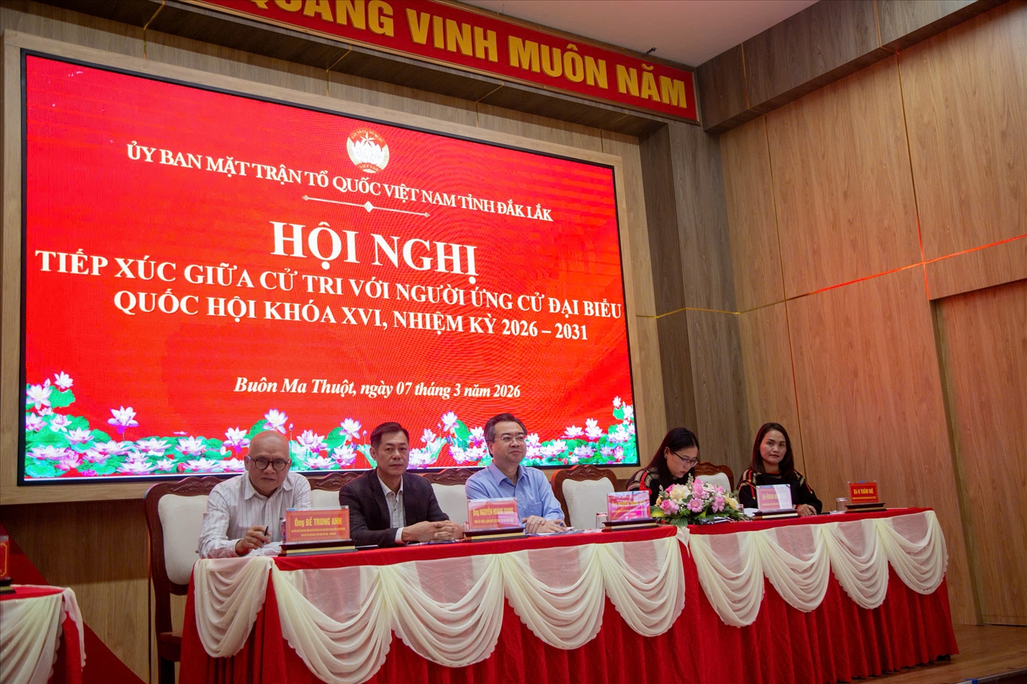 Ông Nguyễn Hoàng Giang (thứ 2 bên trái) cùng các ửng cử viên đơn vị bầu cử số 5, tỉnh Đắk Lắk tiếp xúc cử tri tại phường Buôn Ma Thuột