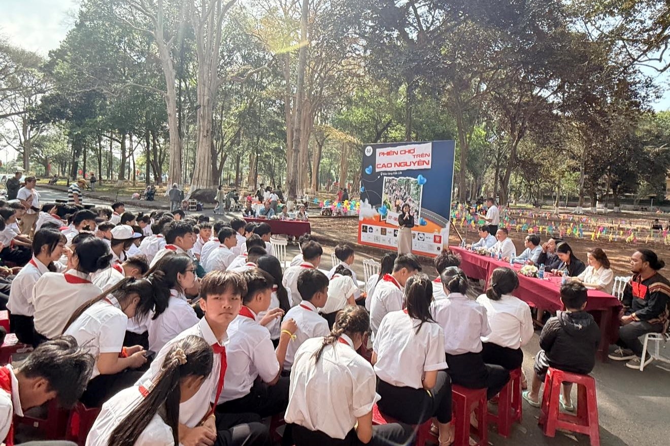 Phiên chợ trên cao nguyên thu hút đông đảo học sinh, người dân và du khách đến tham quan, trải nghiệm