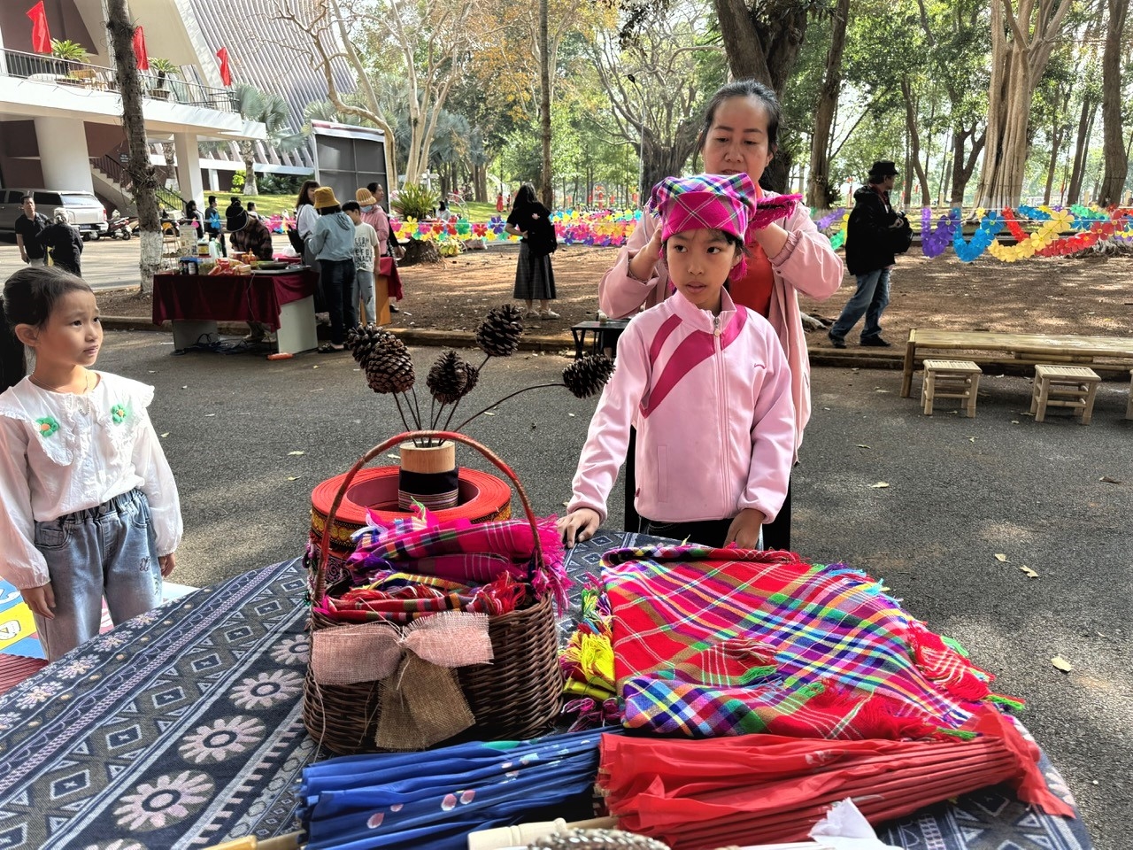 Các em nhỏ thích thú trải nghiệm hoạt động văn hóa truyền thống các dân tộc