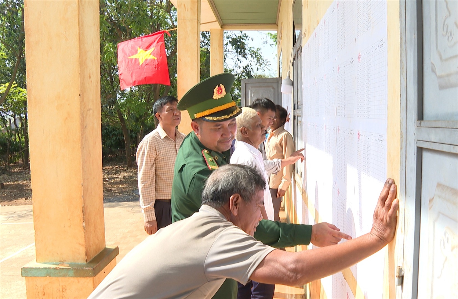 Bộ đội Biên phòng hướng dẫn người dân xã biên giới Ia Chia (Gia Lai) xem danh sách đại biểu. (Ảnh: P.H)