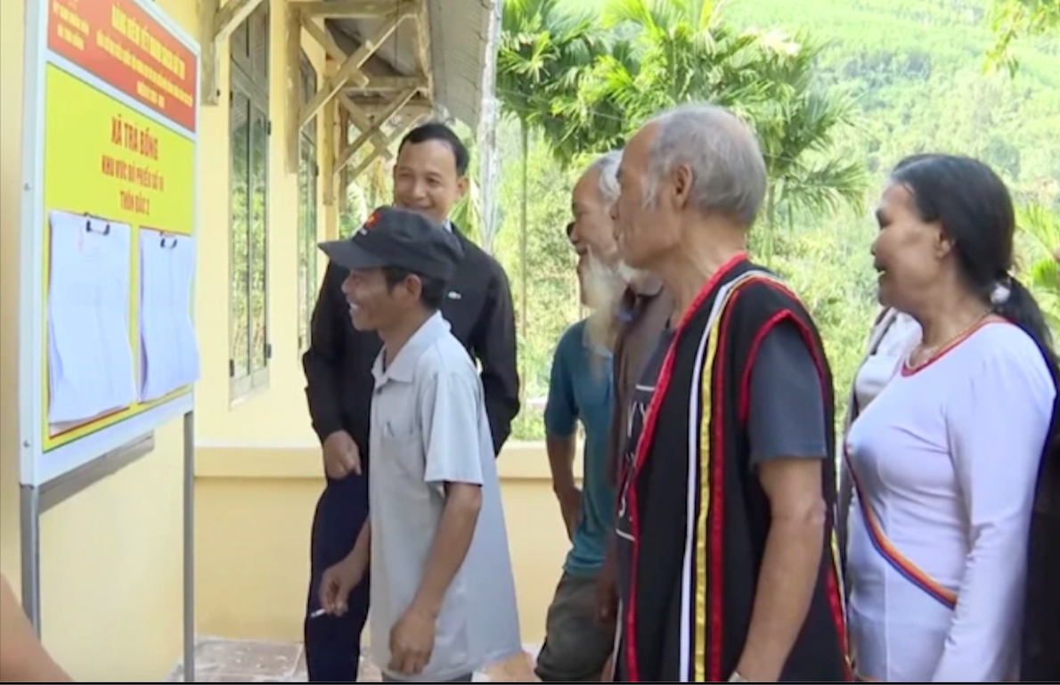 Người dân Trà Bồng (Quảng Ngãi) kỳ vọng vào những đại biểu sẽ có đóng góp thiết thực giúp vùng đồng bào DTTS và miền núi phát triển. (Ảnh: T.L)