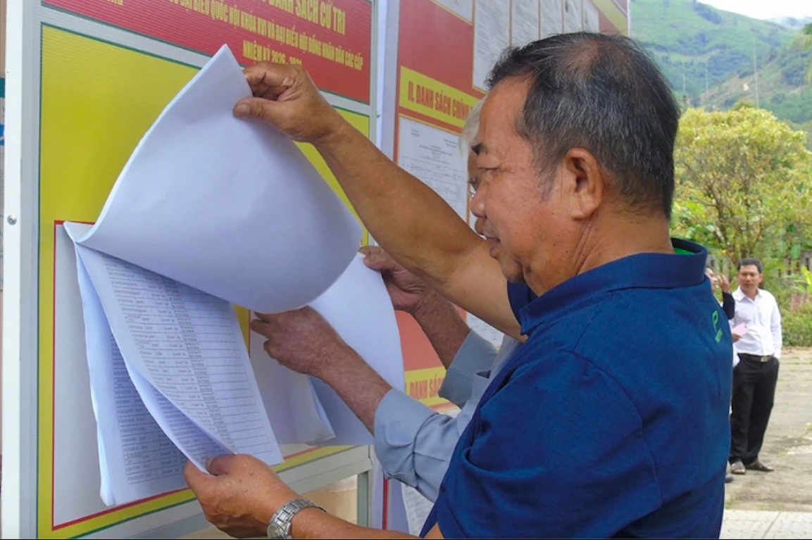 Người dân thôn Diên Sơn, xã Sơn Mai (Quảng Ngãi) háo hức xem danh sách cử tri. (Ảnh: T.L)