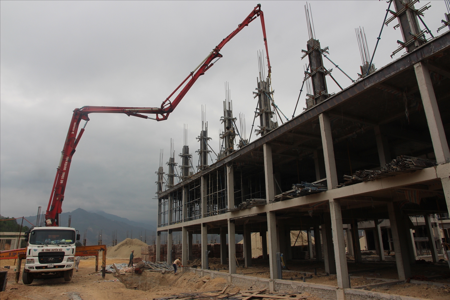 Các nhà thầu đã và đang huy động tối đa nhân lực, phương tiện thi công các công trình trường học biên giới ở Lào Cai (Ảnh Trọng Bảo)