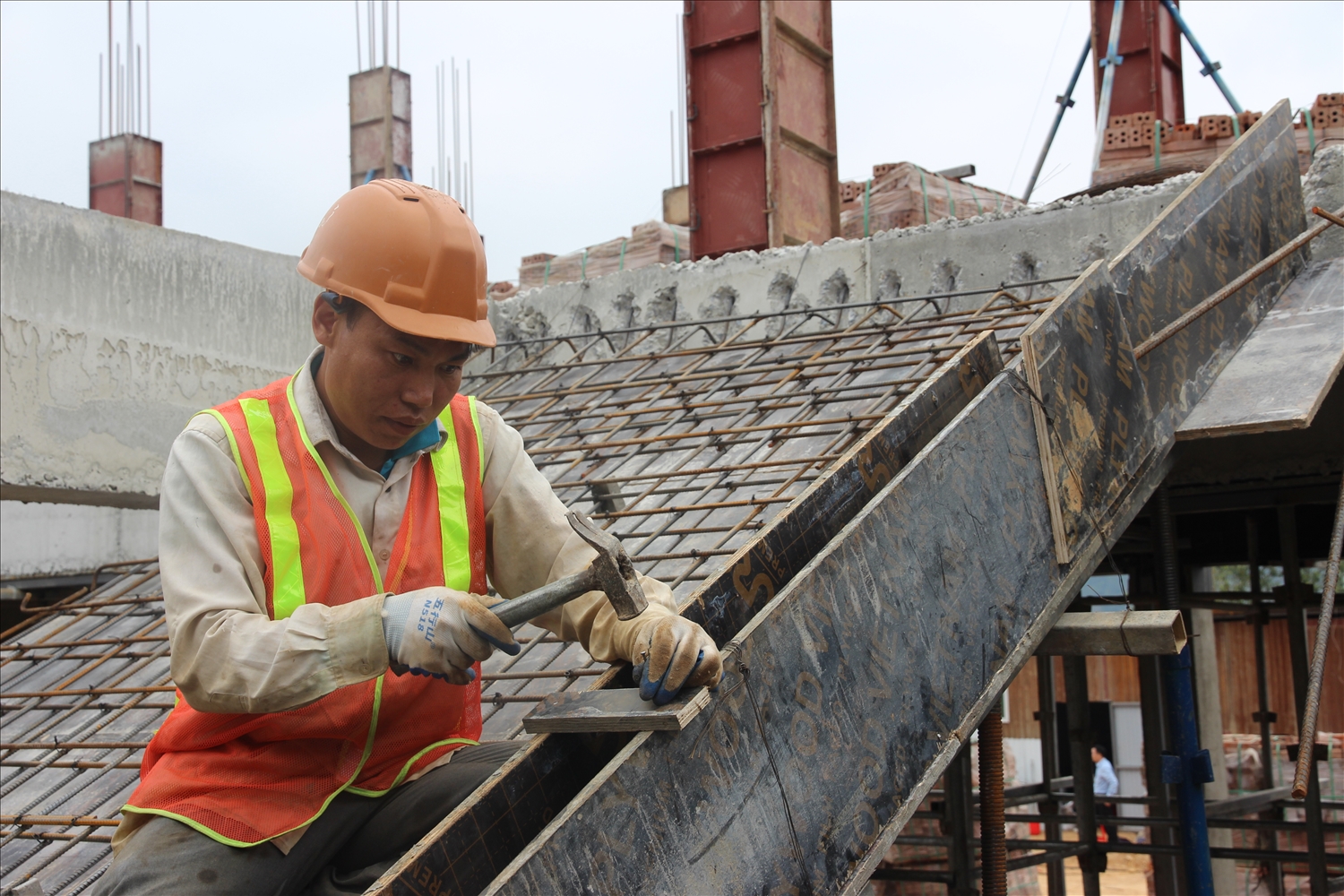 Công nhân Công ty TNHH Xây dựng Phúc Anh thi công Trường Phổ thông nội trú TH và THCS A Mú Sung (Ảnh Trọng Bảo)